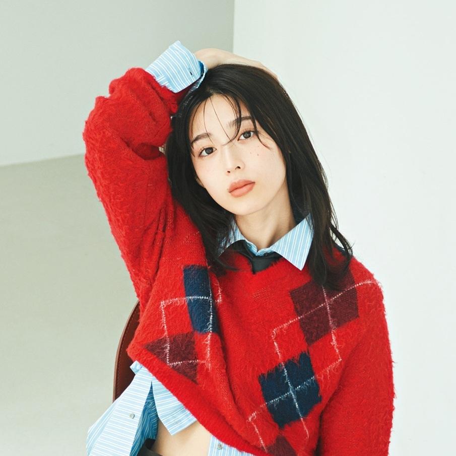 クラシックスタイルに女性らしさを漂わせて。白石聖が纏う、レディライクプレッピー