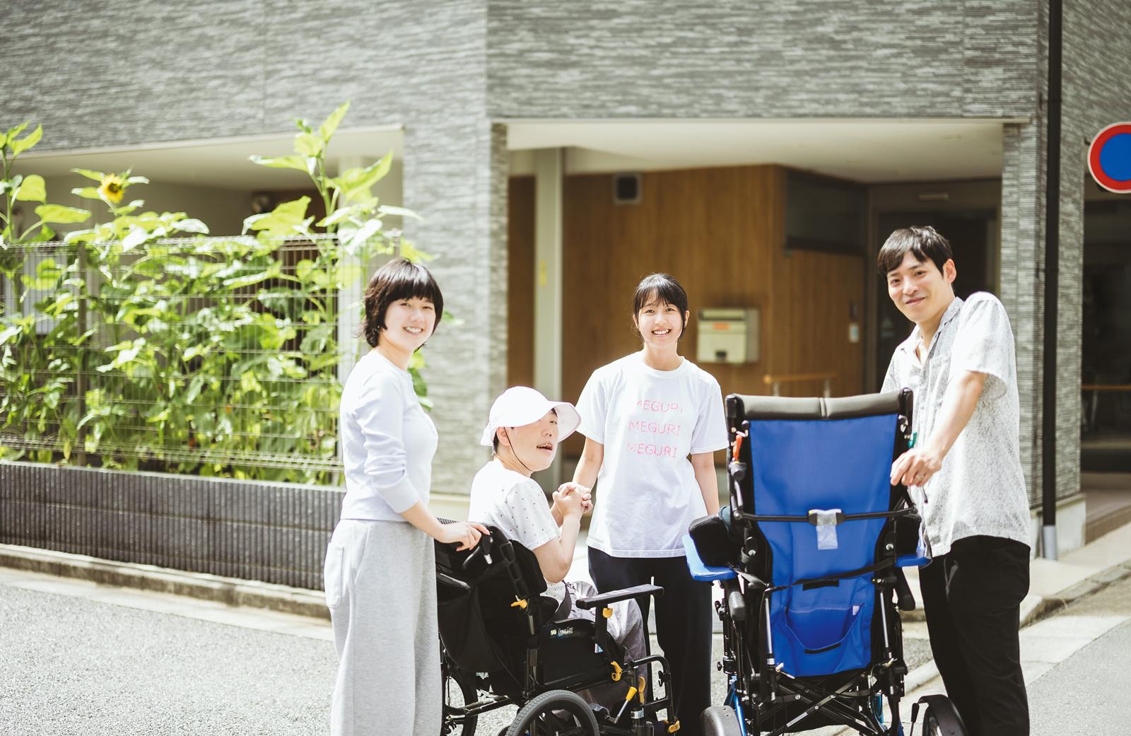 俳優、舞踊家、音楽家。夢を追う3人が「グループホームめぐり」で働く理由｜世田谷区で自分らしく働く、福祉の現場